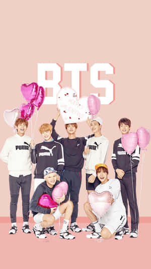七位BTS成員在粉紅色背景前手持粉紅色心形氣球，帶有「BTS」文字。