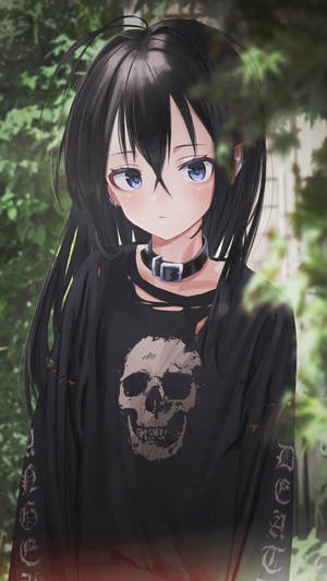 森林中穿著骷髏T恤的黑髮藍眼動漫女孩。