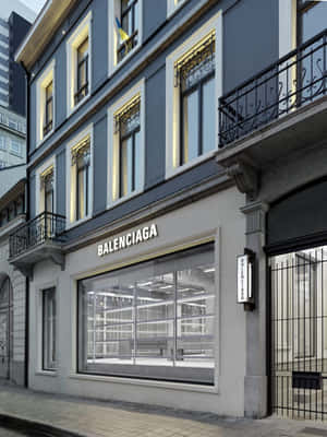 夜晚 Balenciaga 商店外觀，帶有照明窗戶和石頭建築。