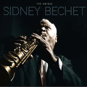 Sidney Bechet 在戲劇性的攝影棚肖像中吹奏薩克斯風。
