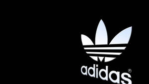 黑色背景上的白色Adidas標誌