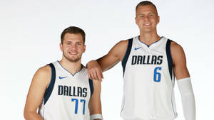 兩名達拉斯獨行俠籃球運動員在攝影棚內擺姿勢
