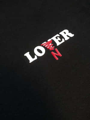 黑色布料上繡有白色和紅色的「LOWER」字樣。