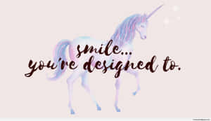 一隻帶有短語 smile you're designed to. 的粉彩水彩獨角獸。