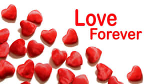 紅色布料心形，白色背景上寫有 Love Forever 文字