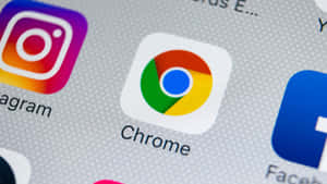 智能手機主屏幕，帶有 Chrome、Instagram 和 Facebook 應用程式圖示。
