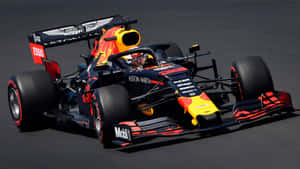 帶有Aston Martin品牌標誌的Red Bull Racing一級方程式賽車在賽道上。