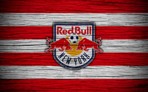 Red Bull New York 足球隊標誌在紅白木背景上。