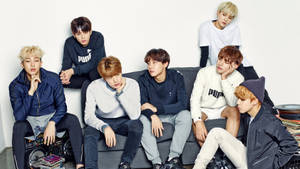 BTS 成員在沙發上拍攝造型照