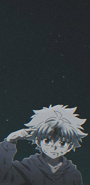 動漫男孩穿連帽衫在繁星夜空下敬禮，顆粒紋理。
