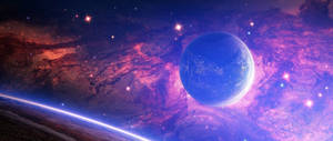 一顆藍色行星被色彩繽紛的宇宙雲和明亮的星星包圍。