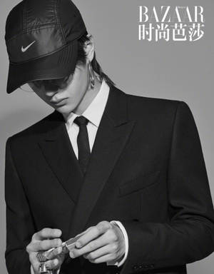 穿著黑色西裝和帽子的男士在攝影棚中握著剃刀刀片 — 成振宇 壁紙