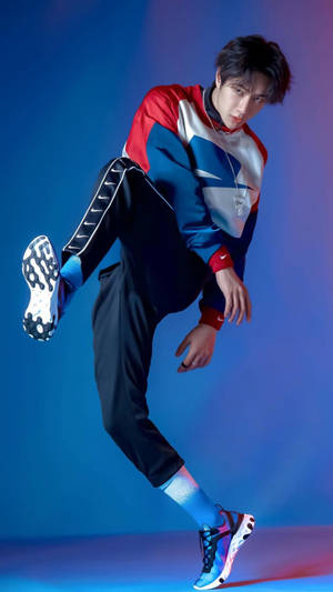 身穿運動服的年輕男子在藍色燈光的工作室中動感擺姿勢。 — 型格 Nike 壁紙