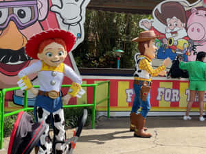 喺主題公園著住戲服嘅《反斗奇兵》角色 Woody 同 Jessie。