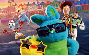 Toy Story 角色在一個熱鬧的嘉年華中，周圍有色彩繽紛的遊樂設施和遊戲。