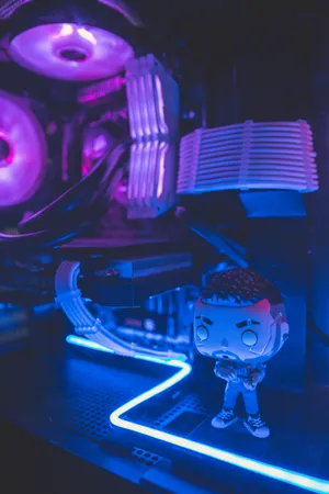 Funko Pop 公仔喺一部發光自訂遊戲電腦前面,有霓虹燈。