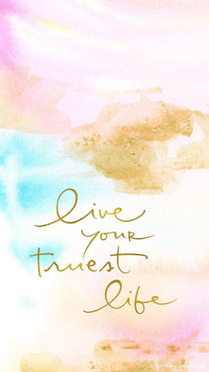 水彩背景，帶有金色草書文字，寫著「live your truest life」 — 玫瑰金風格 壁紙