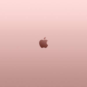 玫瑰金色筆記型電腦，啞光表面中央帶有 Apple 標誌 — 玫瑰金 iPhone 壁紙
