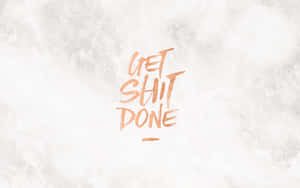 有紋理嘅白色背景上以銅色畫筆筆觸寫成嘅勵志語句 get shit done — 玫瑰金風格 壁紙