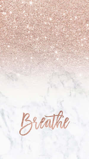 玫瑰金閃粉褪入大理石，並以草書寫上 breathe 一字。