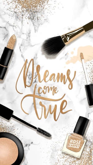 化妝產品和閃粉散落在大理石上，帶有「Dreams come true」文字。