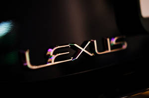 Lexus 汽車標誌在低光下呈現彩虹反射。