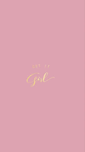 粉紅色背景，金色草書文字寫著「GET IT Girl」