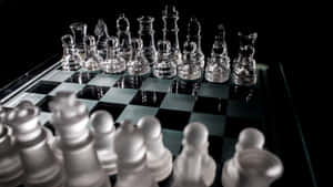 玻璃國際象棋棋子放在棋盤上，前景模糊。 — 國際象棋 壁紙