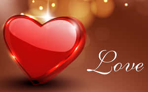 一個帶有金色燈光和斜體Love字樣的光澤紅色心形。