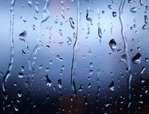 雨滴在藍色漸變背景的窗戶上滑落。