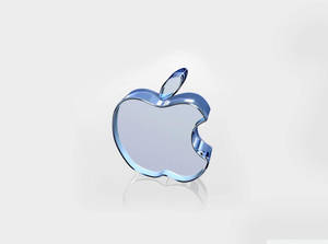 藍色玻璃 Apple 標誌在白色背景上的倒影