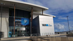 WA Maritime Museum 建築，藍天下有 Planet Shark 展覽橫幅。