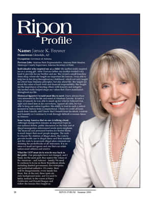 亞利桑那州州長 Janice K Brewer 身穿白色西裝的肖像，附有文字資料。