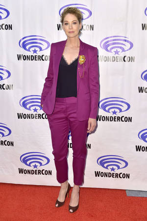 在 WonderCon 活動中紅地毯上穿著紫色西裝的女性。 — 嘉麗姬莉 GIF 壁紙