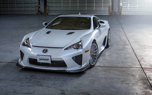 白色Lexus LFA跑車在混凝土車庫中，帶有捲簾門。 — 林寶堅尼貨車 壁紙