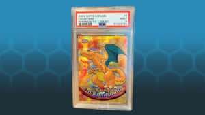 一張經PSA評級的2000 Topps Chrome Charizard Pokémon卡，置於保護盒內，背景為藍色六邊形。 — 寵物小精靈 劍與盾 壁紙