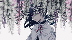 深色頭髮和紫色眼睛的動漫女孩，在垂掛的紫藤花下。 — 鬼滅之刃 壁紙