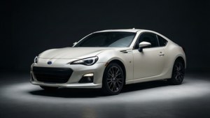 白色Subaru BRZ跑車配黑色輪圈在攝影棚燈光下