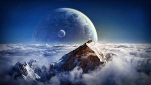 雲層之上的白雪山峰，天空中有一顆巨大的藍色行星和月亮。 — 月亮 壁紙