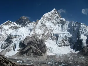 在清澈的藍天下,白雪覆蓋的山峰,冰川和岩石地形。
