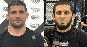 兩名身穿黑色裝備的男性MMA拳手在健身室內擺姿勢，背景有鐵絲網圍欄。