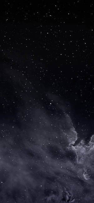 星空中有發光的星雲和遙遠的星星