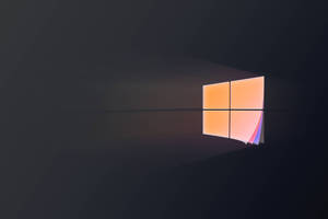 Windows標誌窗戶在黑暗背景上發出溫暖的光芒