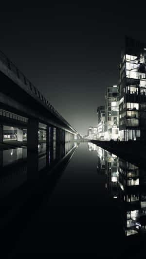 運河倒映著燈火通明的建築物和橋樑的夜景