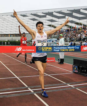 英國現代五項運動員慶祝在東京2019世界盃衝過終點線。