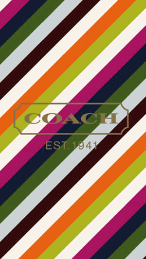 Coach品牌標誌在彩色條紋背景上