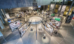現代博物館內部，設有圓形展櫃和混凝土牆壁。 — 中性 壁紙