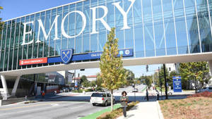 Emory 醫院入口，玻璃外牆和行人過路處