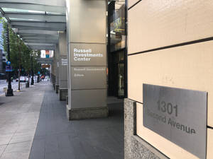 第二大道上的現代辦公大樓入口，附行人路及街景。 — 樹 壁紙