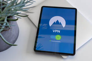 平板電腦顯示VPN已連接，附近有多肉植物。